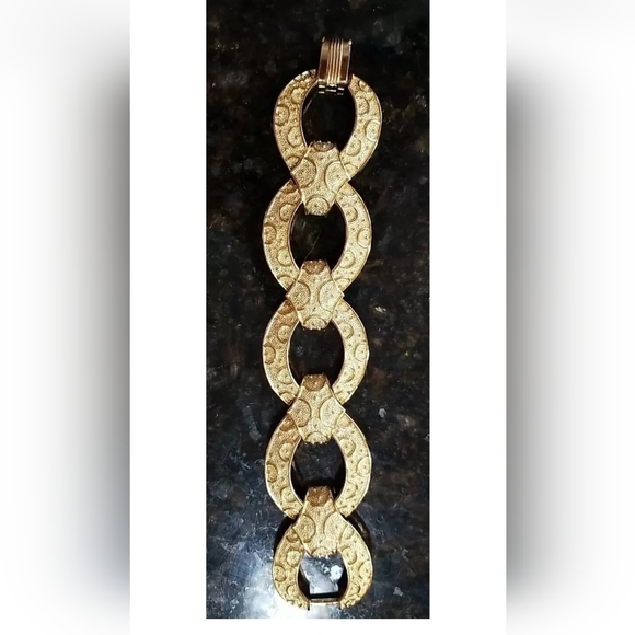 Vintage Crown TRIFARI "Circes Oval" Goldtone Bracelet - Picture 1 of 5